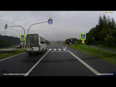 BUS WYPRZEDZA PRZED PRZEJŚCIEM DLA PIESZYCH