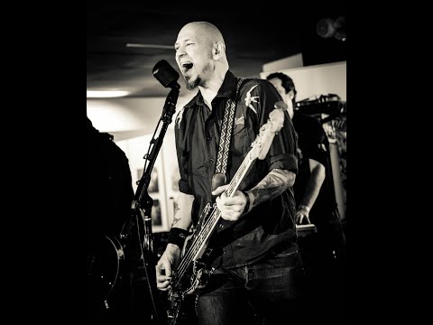 #06. Olaf Deriglasoff: Punks not dead.