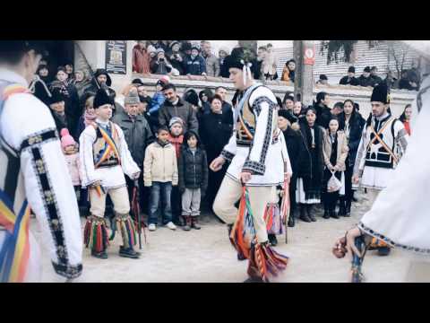 Jocul calusarilor din Castau in fata la Biserica  (25.12.2016)