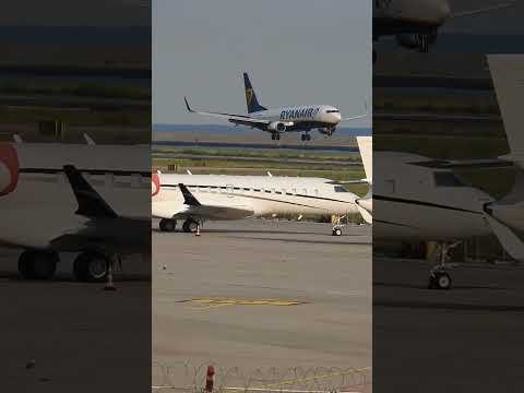 Ryanair B738 landing in Genova Sestri GOA