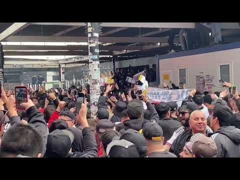 "Todo aquel que piense que la garra no está aquí - Garra Blanca" Barra: Garra Blanca &bull; Club: Colo-Colo