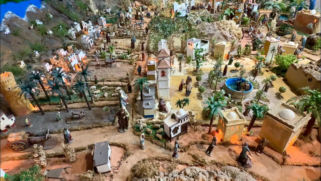 Cerca de 400 piezas conforman el Belén Municipal que cada año monta el Paso Azul en el C.C. Águilas Plaza