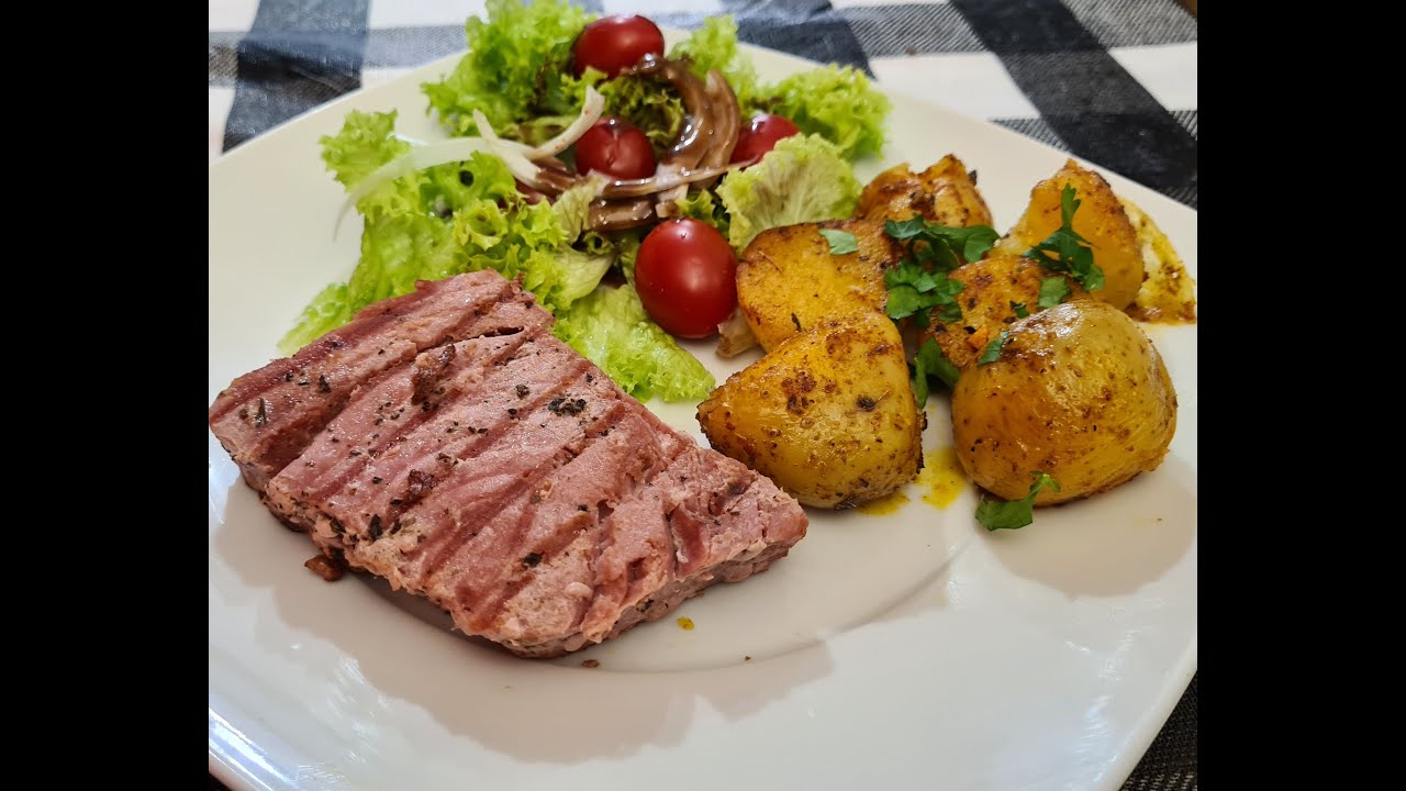 MEDALLONES DE ATUN A LAS FINAS HIERBAS, PAPAS AL LIMON, ENSALADA CON ADEREZO!