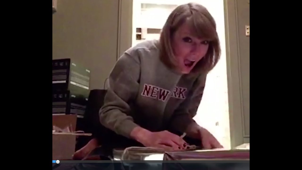 Taylor Swift's Gift Giving of 2014 | SWIFTMAS thumnail
