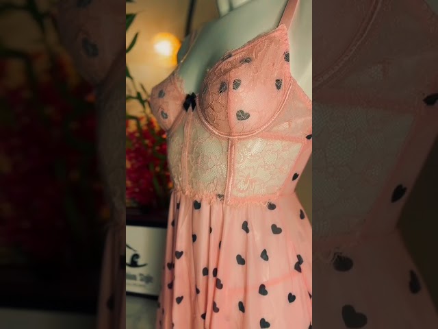 قميص نوم وردي بطبعة قلوب ودانتيل Push-Up