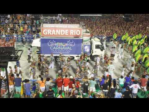 Bateria encerrando o desfile da Grande Rio - Carnaval 2017