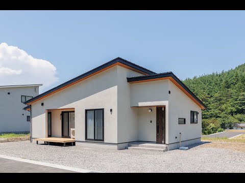 のびのび暮らせる勾配天井と塗り壁の平屋