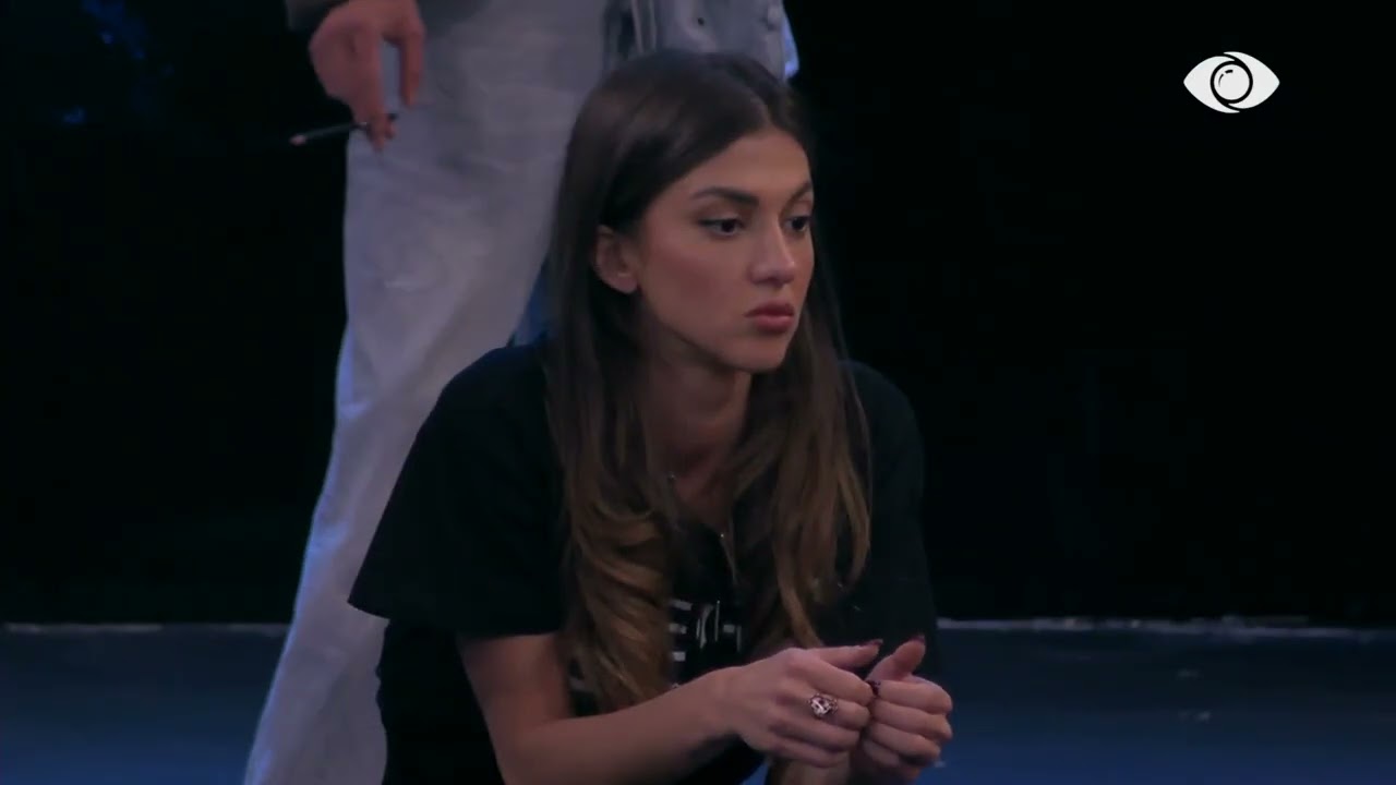 “Ti e ke fajin, linde vajzë…”/ Laerti nis interpretimin e prozës nga Eglo