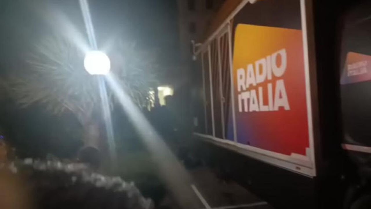 Sal Da Vinci trionfa al Festival di Sanremo 2026, ovazione dei fan con grida forza Napoli e selfie