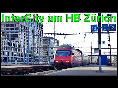 Swiss doube-decker train / SBB InterCity am Hauptbahnhof Zürich, Stadt Zürich, Schweiz 2020