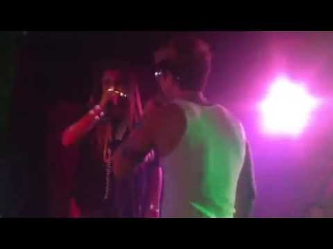 Nando ramos cantando no show na metrópole *_*