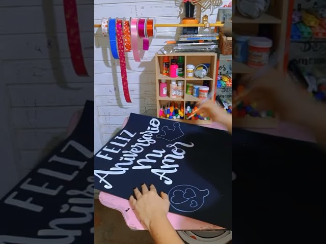Vídeo relacionado con JIUFOTK En esta casa hacemos un cartel de metal con cita de cómic friki 8x12 pulgadas