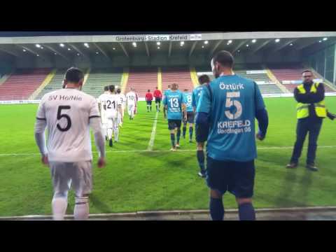 Einlauf der Teams gegen HöNie