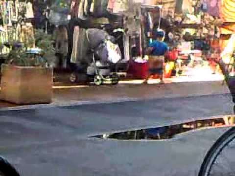 un bimbo piscia davandi a negozio .mp4