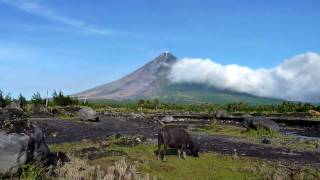 preview picture of video 'Mayon Volcano December 30, 2009 7:43AM (a)'