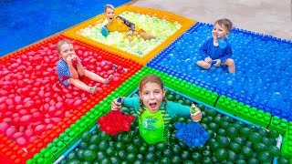 خمسة أطفال يلعبون تحديات بالونات الماء