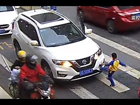 ردة فعل الطفل إثر دهس أمه بالسيارة