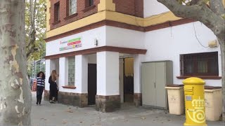 Repartiment de mascaretes a l'estació dels FGC de Bellaterra
