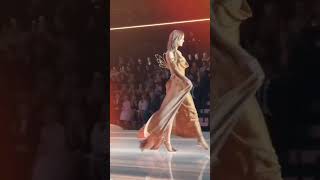 Download lagu Barbara Palvin Shines on the Victoria’s Secret Runway 2025 in New York ✨💃 credit people (Instagram) mp3
