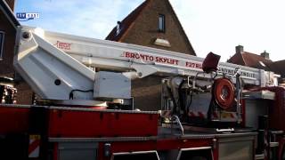 preview picture of video 'Bewoner Zwartsluis zet houtkachel aan tijdens stroomstoring, schoorsteen vliegt in brand'