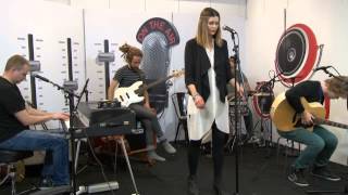 Laura Närhi: Tuhlari, Hetken tie on kevyt, Mä annan sut pois