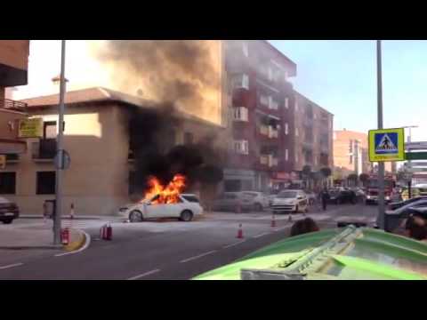 Coche ardiendo en Torrijos