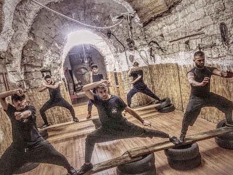 Bus Stop & Carl Douglas – Kung Fu Fighting