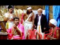 അകത്തൂടെ കയ്യിട്ട് ചന്തിയ്ക്ക് പിടി�