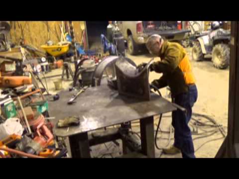 Replacing one of the delimbing knives on a Waratah 624c