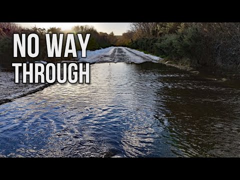 Circondato dall'acqua dell'alluvione.