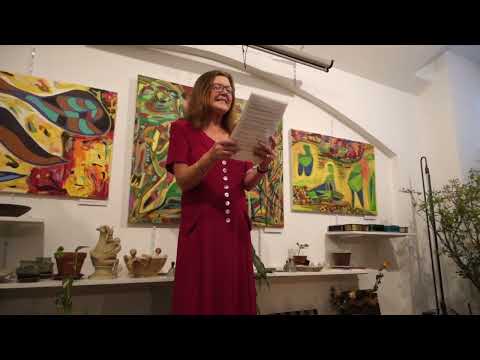 Lenka Vychodilová uvádí vernisáž Radomila Uhlíře