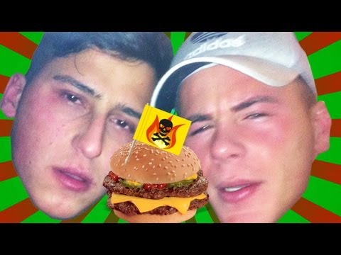 Junge isst schärfste Chilli der Welt!!!   xD