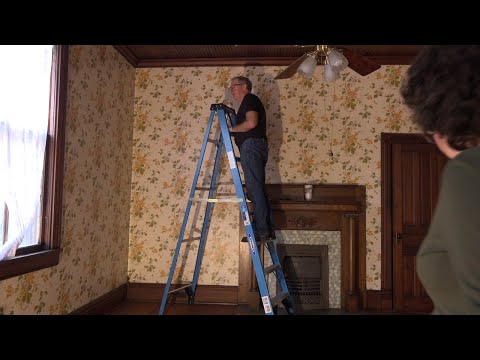 EP 53 Cleaning Wallpaper