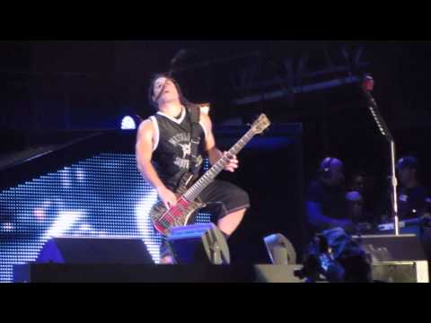 Metallica @ Rock in Rio 2013 - Rob Trujillo's Bass Solo + String snap