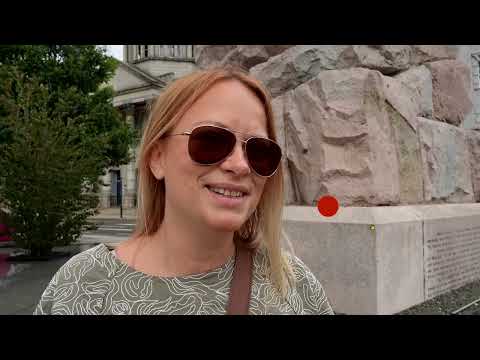 American artist offers apology to Scots during Trump visit | REUTERS