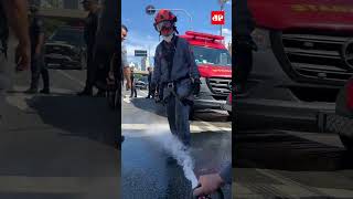 Bombeira resgata homem em rio na região central de São Paulo #shorts