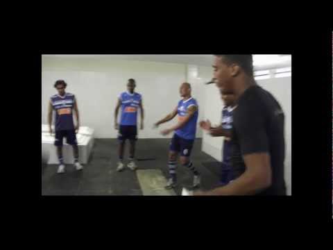 CSA 2x2 CRB - Jogadores brincam, aquecem e cantam no vestiário