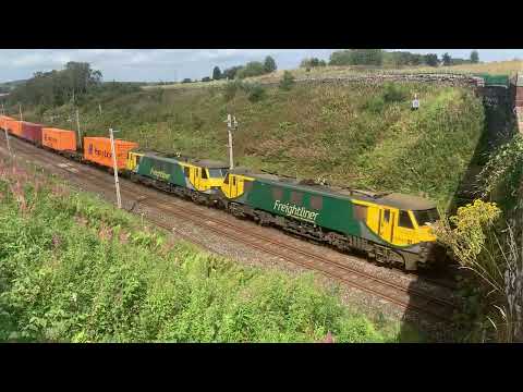 Freightliner 90043/90049 on intermodal WCML