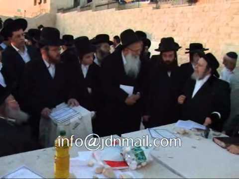 Sanz Zmigrad Rebbe Visiting His Father's Kever On The Yahrtzeid 5771