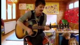 Coque Malla - &#39;No puedo vivir sin ti&#39; (Cantando para preescolares @ Fuera de Lugar - TVE)