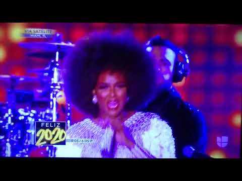 Amara la Negra cantando "What. A bang bang" en feliz 2020