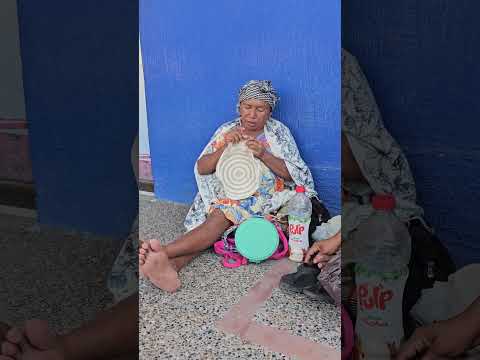 mujer de la etnia wayuu tejiendo mochilas en cualquier calle de maicao, guajira.   #mochila #wayuu