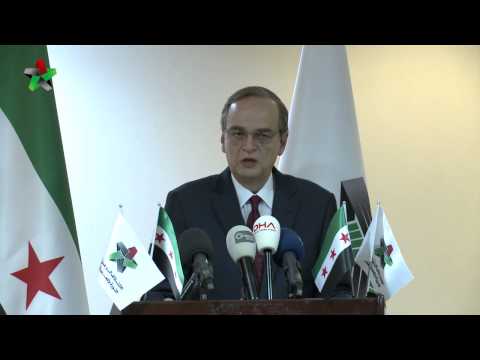 الأمين العام السابق للائتلاف بدر جاموس معلناً نتائج الانتخابات التي جرت في الاجتماع الأخير المنعقد في اسطنبول