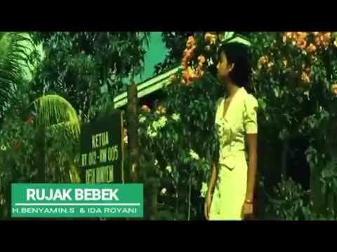 Benyamin s dan Ida Royani - Rujak Bebeg ( video klip Jadul )