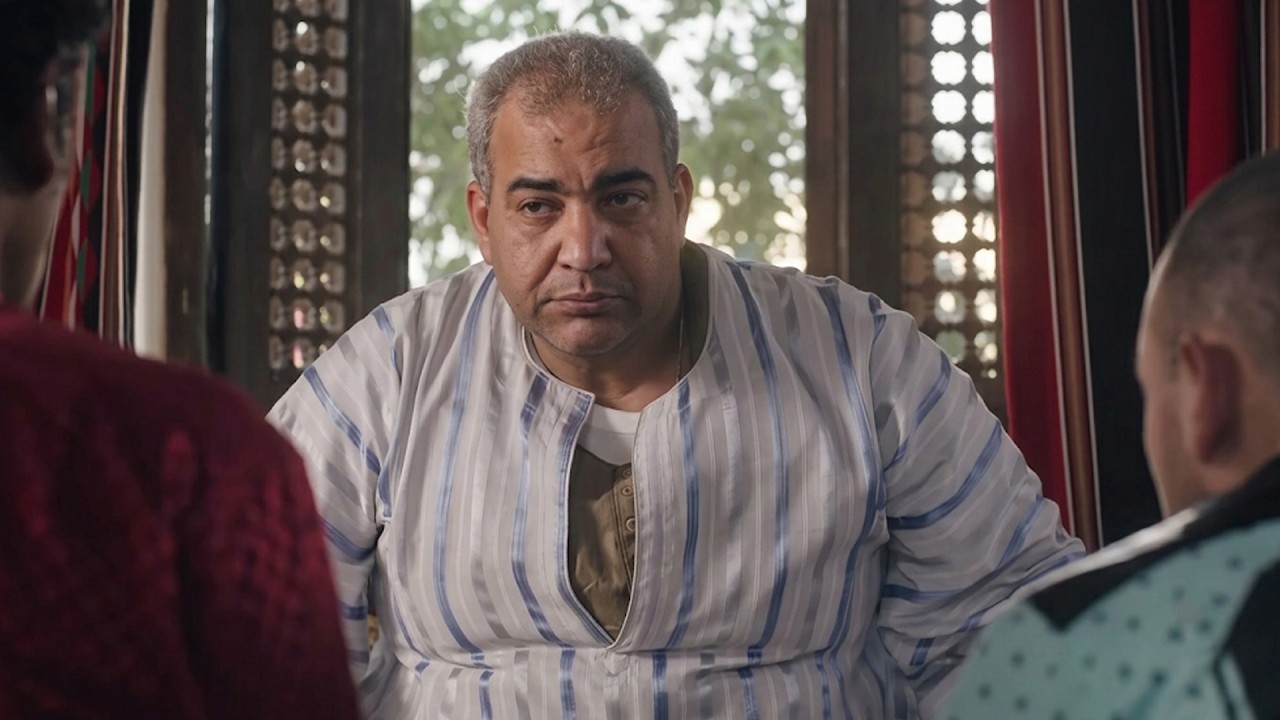لما تروح تتقدم لواحدة وابوها يعزم عليك بـ بـ.يرة ويكون عامل دماغ طين ومش شايفك أصلا 😂😂