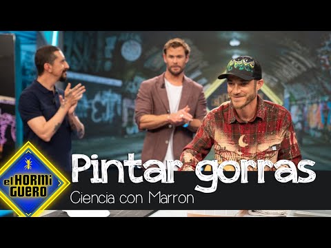 Marron sorprende a Chris Hemsworth pintando gorras con agua - El Hormiguero
