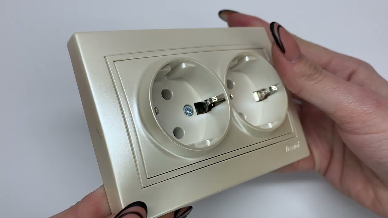 Розетка двойная с заземлением MIRA жемчужно-белый перламутр со вставкой 701-3030-127