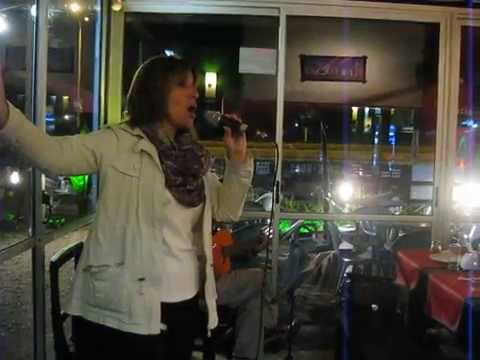 PATRICIA BARBAT Y CARLOS SÁNCHEZ  CON CORO IMPROVISADO