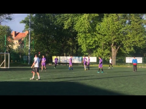 09.05 Politologia UWr (fioletowe) - Wypici Team (białe)