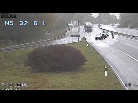 Polisen söker man efter galen biljakt på motorväg